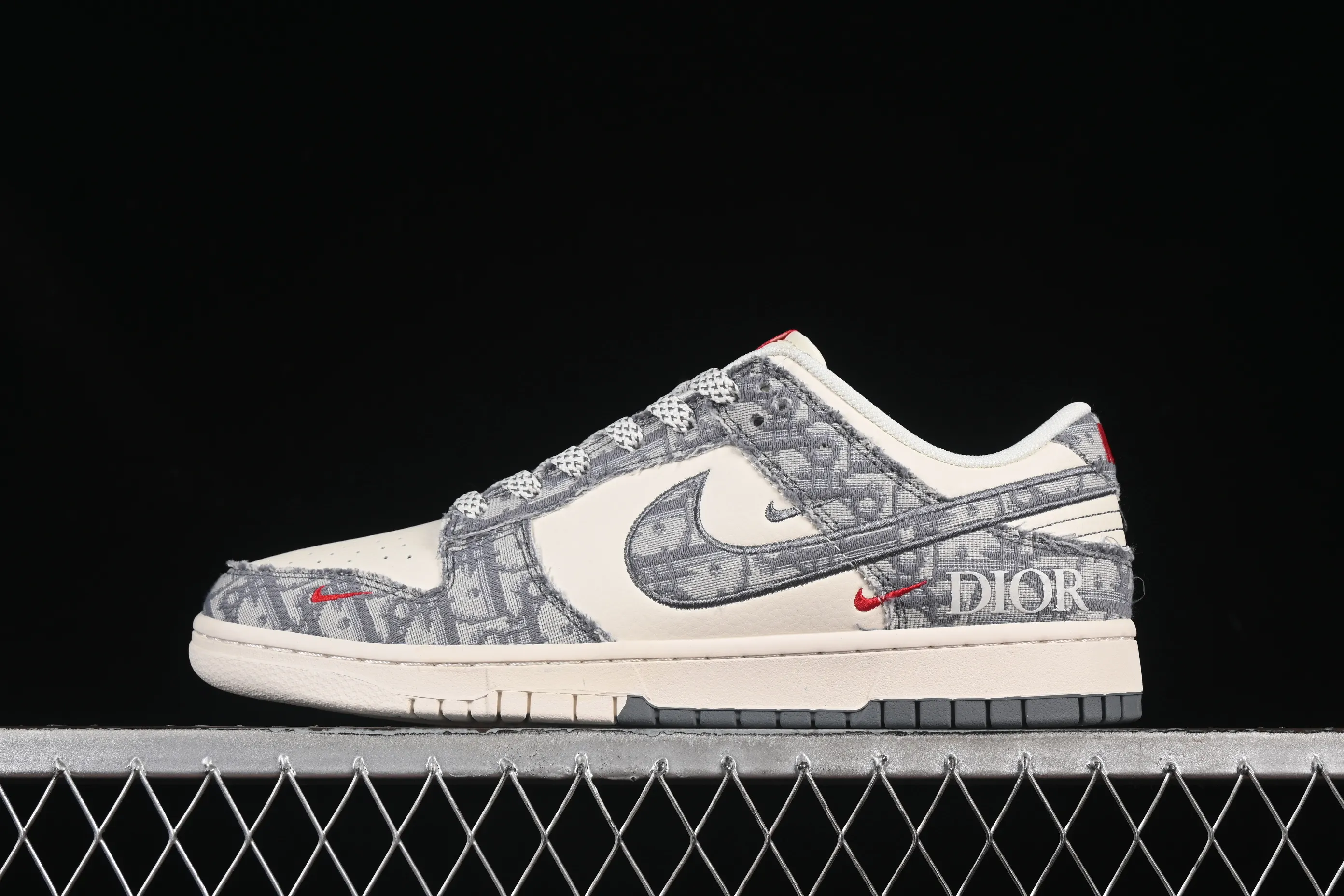 All categories Nk SB Dunk Series Nk SB Dunk Low High-end customized low-top sneakers Nike SB Dunk Low Dior series Fabric gray hook Anniversary high-end customized low-top casual sneakers SJ2558-013